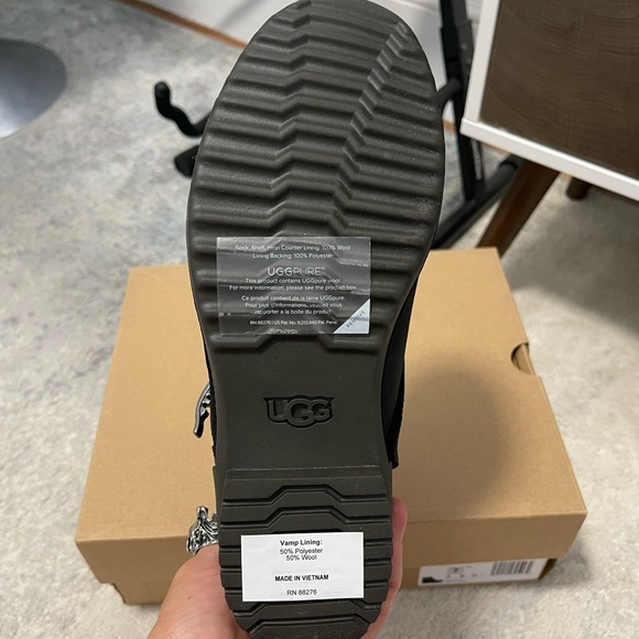 NIB Women’s Size 7 UGG Cheyne Zipper & Buckle Leather Ankle Boots In Black - Picture 11 of 13